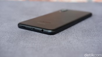 Bagian bawahnya terdapat jack audio 3,5 mm dan port microUSB. Foto: Adi Fida Rahman/detikINET