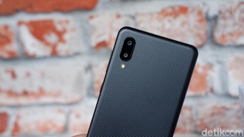 Bagian belakang terdapat kamera utama 13 MP dan kamera makro 2 MP. Foto: Adi Fida Rahman/detikINET