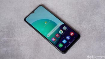 Ponsel ini memiliki memori internalnya 32 GB, jika kurang tersedia slot microSD yang mendukung hingga 1 TB. Foto: Adi Fida Rahman/detikINET