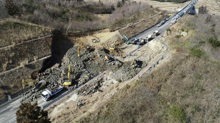 Gempa Jepang Gempa berkekuatan M 7,3 Magnitudo di Jepang menyebabkan tanah longsor di Nihonmatsu, prefektur Fukushima.