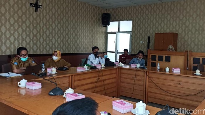 Guru honorer di Bone yang dipecat karena memposting gaji Rp 700 ribu di media sosial mengadukan nasib ke DPRD Bone (Zulkifli Natsir/detikcom).