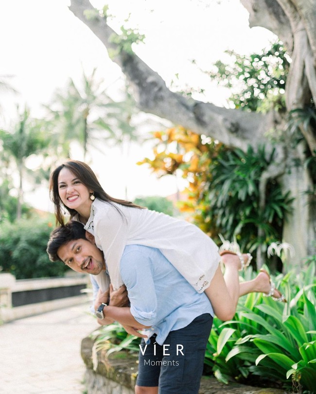 Pernikahan dengan Ibnu Jamil merupakan kali ketiga bagi Ririn Ekawati, tiga tahun setelah ditinggal mendiang suaminya Ferry Wijaya. Sementara bagi Ibnu, ini merupakan pernikahan kedua kalinya. Foto: Instagram/@ibnujamilo, @ririnekawati