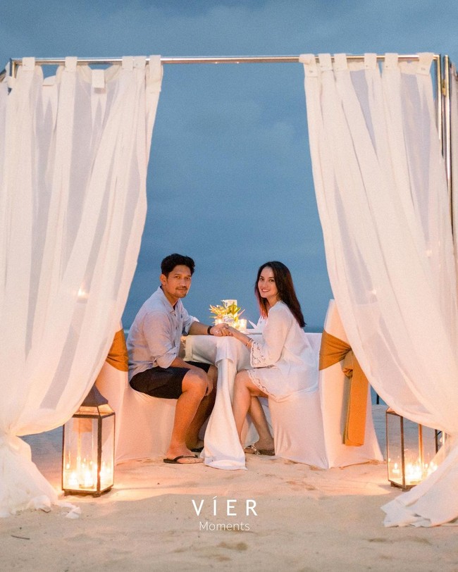 Menikmati makan malam di tepi pantai. Sefrekwensi, begitulah kira2 kita berdua, tulis Ririn pada caption foto. Foto: Instagram/@ibnujamilo, @ririnekawati