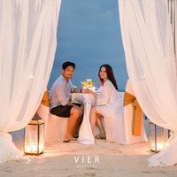 Menikmati makan malam di tepi pantai. Sefrekwensi, begitulah kira2 kita berdua, tulis Ririn pada caption foto. Foto: Instagram/@ibnujamilo, @ririnekawati