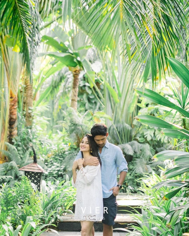 Pose mesra Ririn Ekawati dan Ibnu Jamil di tengah pemandangan hijau. Bikin netizen baper. Foto: Instagram/@ibnujamilo, @ririnekawati