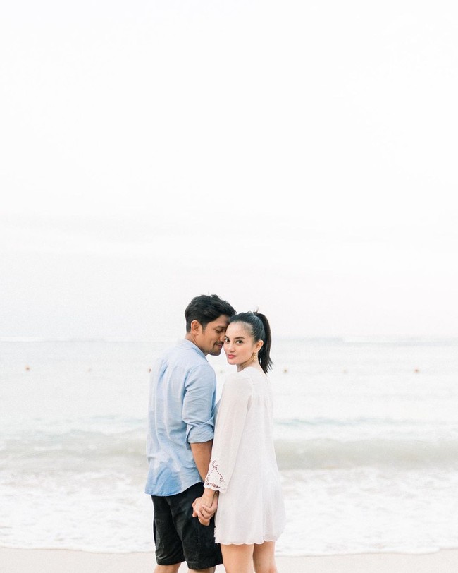 Ririn Ekawati dan Ibnu Jamil memilih Bali sebagai destinasi bulan madu mereka. Keduanya pun menginap di hotel maupun resort ke beberapa daerah di Bali. Foto: Instagram/@ibnujamilo, @ririnekawati