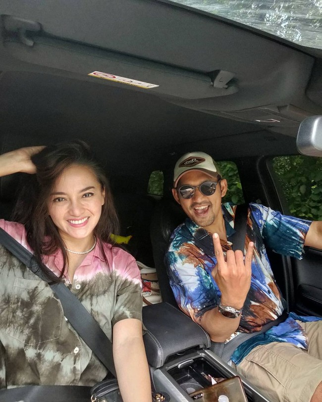 Roadtrip bareng pacar Jakarta Bali dan Bali Jakarta total 2500km udah selesai.. alhamdulillah udah bisa ngajak pacar jalan jalan, ngakak dan bahagia denger ternyata gw bisa nyanyi, tulisnya. Foto: Instagram/@ibnujamilo, @ririnekawati