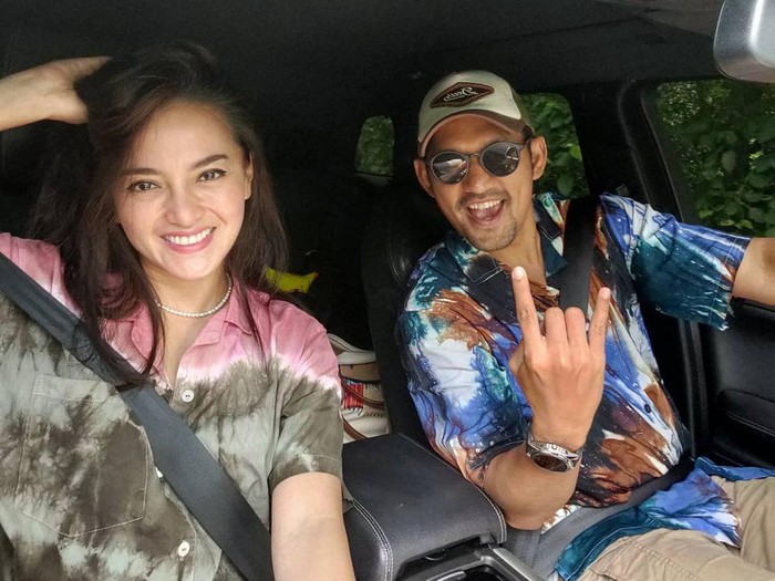 Potret bulan madu Ibnu Jamil dan Ririn Ekawati.