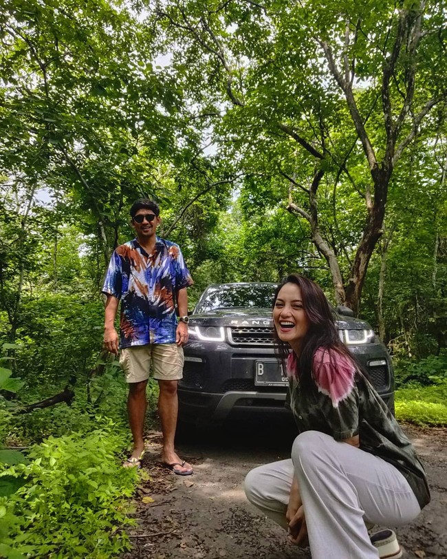 Dilihat dari Instagram @ibnujamil, keduanya bulan madu ke Bali dengan transportasi darat. Ibnu sendiri yang menyetir mobil Range Rover miliknya. Foto: Instagram/@ibnujamilo, @ririnekawati