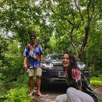 Dilihat dari Instagram @ibnujamil, keduanya bulan madu ke Bali dengan transportasi darat. Ibnu sendiri yang menyetir mobil Range Rover miliknya. Foto: Instagram/@ibnujamilo, @ririnekawati