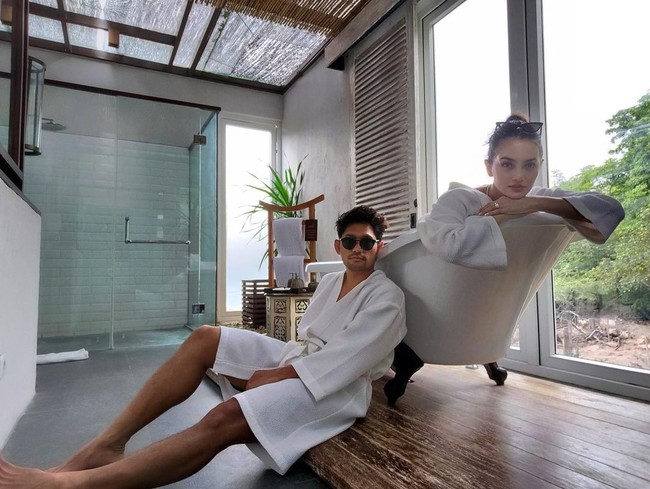 Ditemani pemandangan alam nan hijau, Ririn dan Ibnu memperlihatkan kebersamaan mereka saat berada di bath tub Plataran Menjangan Resort and Spa. Foto: Instagram/@ibnujamilo, @ririnekawati