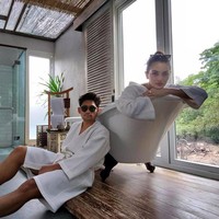 Ditemani pemandangan alam nan hijau, Ririn dan Ibnu memperlihatkan kebersamaan mereka saat berada di bath tub Plataran Menjangan Resort and Spa. Foto: Instagram/@ibnujamilo, @ririnekawati