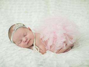 150+ Rekomendasi Nama Anak Perempuan Lahir Bulan Februari 2026
