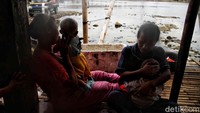 Perlu diketahui kampung tersebut akan tergenangi rob jika memasuki musim hujan.