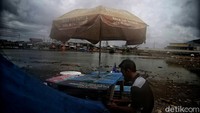 Aktivitas ekonomi pun ikut terganggu akibat banjir.