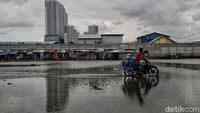 Sejumlah warga beraktivitas di kawasan kampung yang terkena rob kawasan Muara Angke, Jakarta Utara, Senin (15/2).