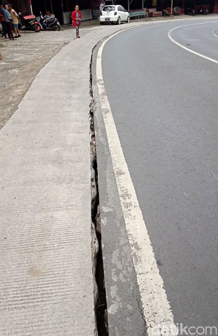 Jalan Brigjen Moh Manan Kota Batu Retak dan Ambles Ruas jalan Brigjen Moh Manan, Kota Batu, mengalami keretakan dan penurunan dari permukaan tanah. Keretakan melintang sepanjang badan jalan. Lokasi ini juga dikenal warga Payung 1.