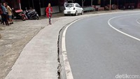 Keretakan melintang sepanjang badan jalan, dimensinya bervariasi antara panjang 46 meter, dengan lebar mulai 3 centimeter sampai 15 centimeter. 