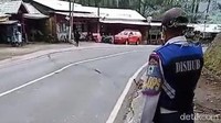 Jalan Brigjen Moh Manan atau Payung 1 yang retak ini merupakan jalan propinsi yang menghubungkan Kota Batu dengan Kediri dan Jombang.
