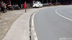 Hati-hati! Jalan Brigjen Moh Manan Kota Batu Retak-retak