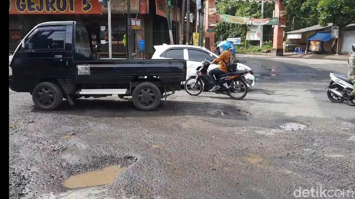 Jalan di Tasikmalaya rusak.