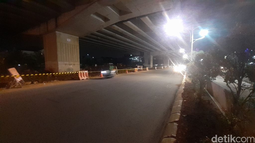 Jl KH Noer Ali, Kayuringin, Bekasi, kini tak gelap lagi. Lampu sudah menyala. 15 Februari 2021. (Afzal Nur Iman/detikcom)