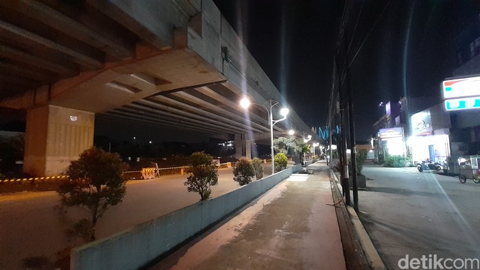 Jl KH Noer Ali, Kayuringin, Bekasi, kini tak gelap lagi. Lampu sudah menyala. 15 Februari 2021. (Afzal Nur Iman/detikcom)