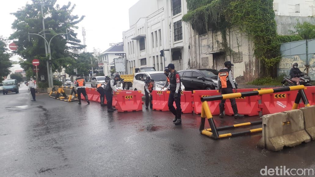 Jl Kunir arah Jl Kemukus, sekitar kawasan Kota Tua, macet menyambut penutupan jalan demi LEZ, 15 Februari. (Afzal NI/detikcom)
