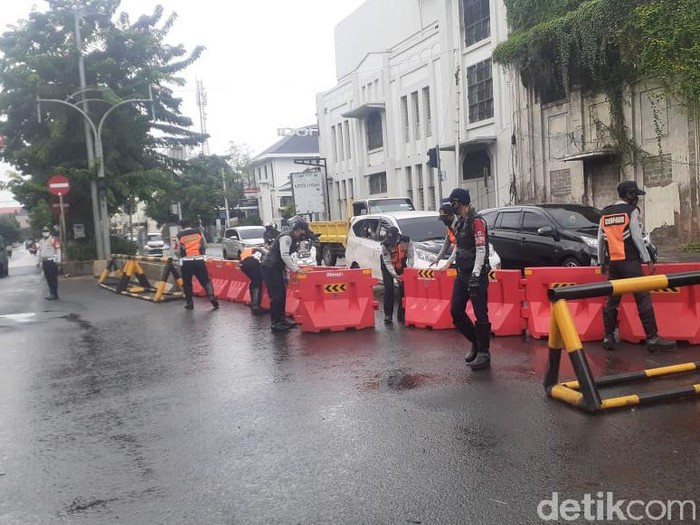 Jl Kunir arah Jl Kemukus, sekitar kawasan Kota Tua, macet menyambut penutupan jalan demi LEZ, 15 Februari. (Afzal NI/detikcom)