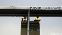 Selain mulai kusam, JPO itu dicat ulang karena adanya coretan tangan-tangan jahil.