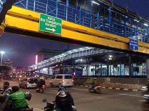 Geger Jambret Saat Ramai Warga Selamatkan Pria Mau Lompat dari JPO Harmoni