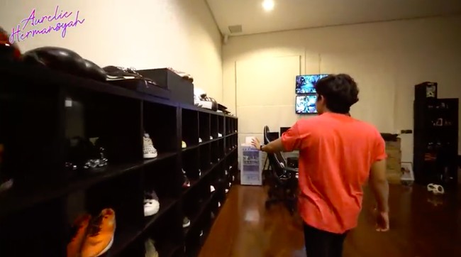 Kamar tersebut memiliki sebuah rak yang memanjang, khusus untuk menyimpan koleksi sneakers Atta Halilintar. (Foto: YouTube/Aurelie Hermansyah)