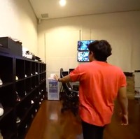 Kamar tersebut memiliki sebuah rak yang memanjang, khusus untuk menyimpan koleksi sneakers Atta Halilintar. (Foto: YouTube/Aurelie Hermansyah)