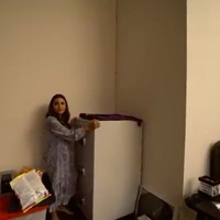 Brankas menjadi salah satu bagian terpenting di kamar Atta untuk menyimpan barang mewah dan dokumen krusial. Saking beratnya, brankas tersebut, kata Atta, hanya bisa diangkat oleh setidaknya 25 orang. (Foto: YouTube/Aurelie Hermansyah)