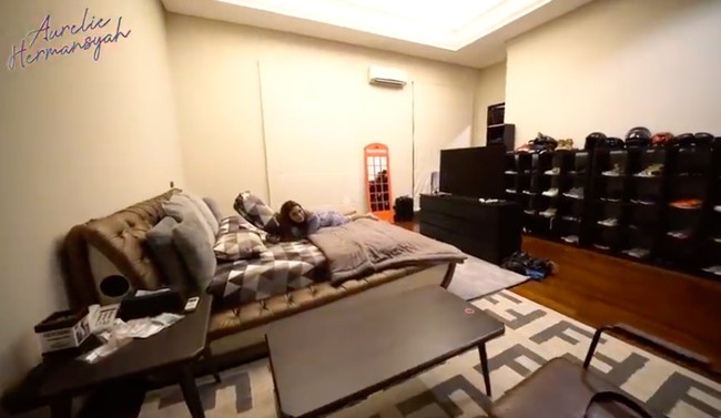 Selain luas, kamar tersebut juga diisi interior mewah. Salah satunya karpet Fendi yang mengalasi ranjang ukuran besarnya. (Foto: YouTube/Aurelie Hermansyah)