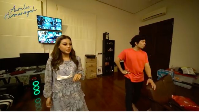 Selain tempat istirahat, kamar Atta Halilintar juga berfungsi sebagai ruang kerja. Di salah satu sudut, terdapat beberapa layar komputer bagi sang YouTuber untuk berkreasi. (Foto: YouTube/Aurelie Hermansyah)