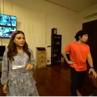 Selain tempat istirahat, kamar Atta Halilintar juga berfungsi sebagai ruang kerja. Di salah satu sudut, terdapat beberapa layar komputer bagi sang YouTuber untuk berkreasi. (Foto: YouTube/Aurelie Hermansyah)