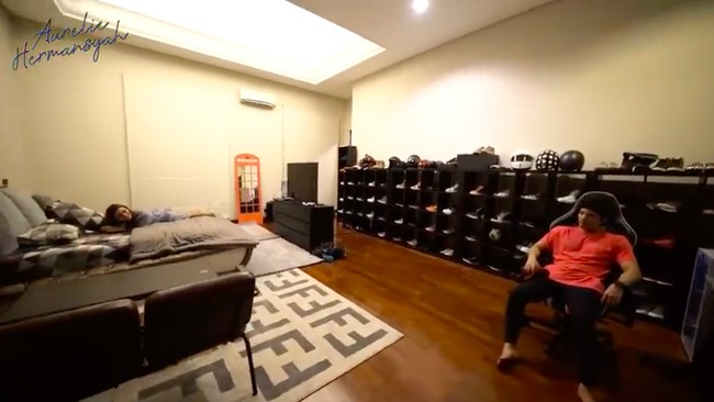 Tak lama akan menikah, Aurel Hermansyah mendatangi kamar Atta Halilintar yang bakal mereka tempati nanti setelah sah menjadi suami-istri. Kamar yang berada di rumah Atta itu terlihat sangat luas. (Foto: YouTube/Aurelie Hermansyah)