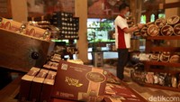 Setiap harinya Kampung Coklat dikunjungi 1000 orang, baik untuk berwisata edukasi ataupun menikmati olahan coklat.