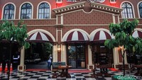 Kampung Coklat digagas oleh peternak telur Kholid Mustofa. Dia banting setir membuat wisata edukasi Kampung Coklat.