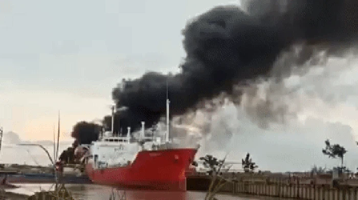 Kapal bermuatan BBM meledak di sebuah dermaga di Samarinda (dok Istimewa)
