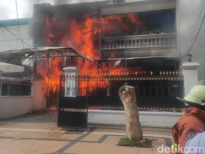 kebakaran di samping toko buah hokky surabaya