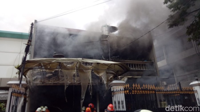kebakaran di samping toko buah hokky surabaya