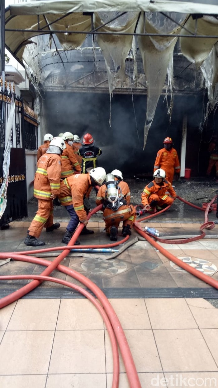 kebakaran di samping toko buah hokky surabaya