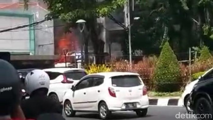 kebakaran di surabaya tepatnya toko pesta ultah samping toko buah hokky