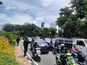 Satu Jalur Ditutup Saat Kebakaran di Samping Toko Buah Hokky Surabaya