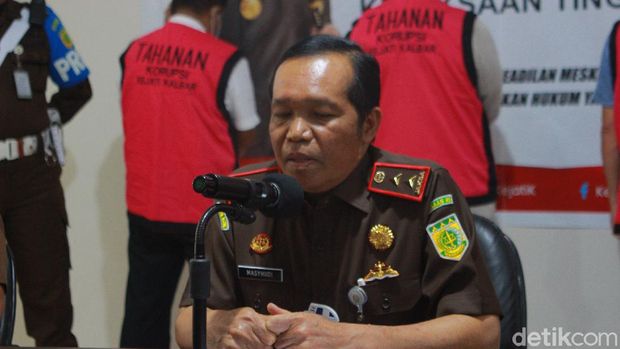 Kejati Kalbar menahan lima tersangka kasus dugaan korupsi pembangunan jalan di Kabupaten Ketapang dengan nilai proyek mencapai miliaran rupiah (Adi Saputro/detikcom)