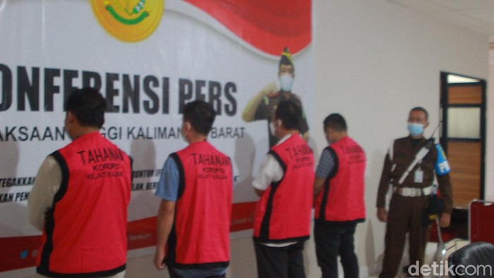 Kejati Kalbar menahan lima tersangka kasus dugaan korupsi pembangunan jalan di Kabupaten Ketapang dengan nilai proyek mencapai miliaran rupiah (Adi Saputro/detikcom)