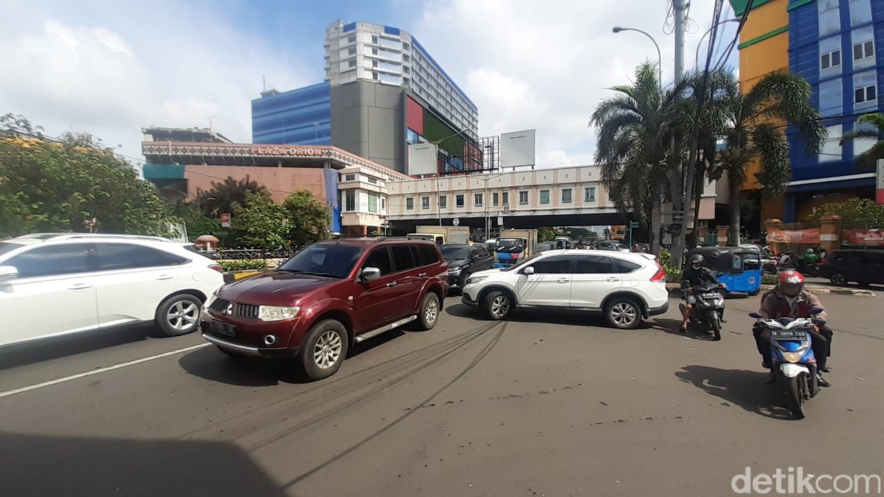 Kemacetan akibat LEZ Kota Tua sampai Glodok, 15 Februari 2021. (Afzal NI/detikcom)