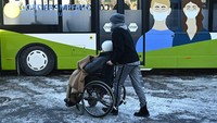 Bus tersebut memberikan vaksin yang dikhususkan untuk para lansia setempat.